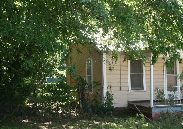 Photo 3 of Single family home for sale at 908 Franklin St, Weatherford, TX 76086 | MLS# 21256012 | Listing updated on 2026-09-30