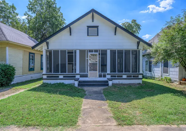 Homes for sale in Denison, TX | 708 W Texas St, Denison, TX 75020 | MLS# 21255889