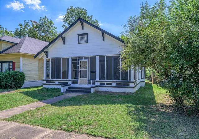 Homes for sale in Denison, TX | 708 W Texas St, Denison, TX 75020 | MLS# 21255889