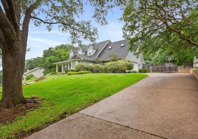 Photo 2 of Sale Pending at 402 Shadow Mountain Dr, Woodway, TX 76712 | MLS# 21255972 | Listing updated on 2026-10-03