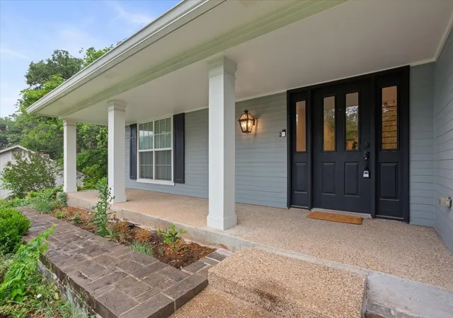 Photo 3 of Sale Pending at 402 Shadow Mountain Dr, Woodway, TX 76712 | MLS# 21255972 | Listing updated on 2026-10-03