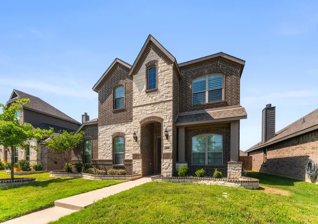 Photo 1 of Single family home for sale at 499 Washington Ave, Waxahachie, TX 75165 | MLS# 21254848 | Listing updated on 2026-10-07