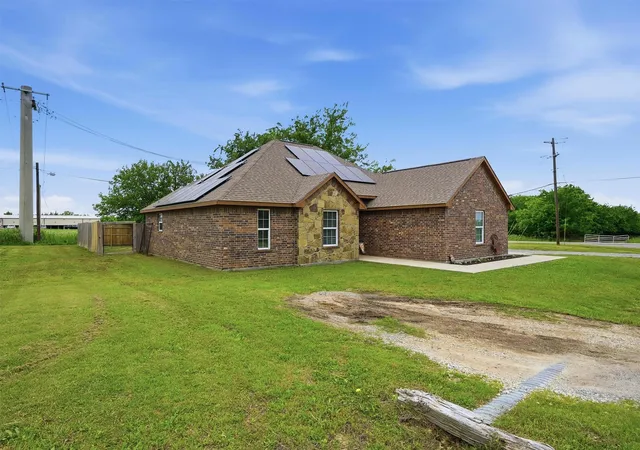 Photo 2 of Single family home for sale at 508 Simpson Dr, Sherman, TX 75092 | MLS# 21255807 | Listing updated on 2026-08-25