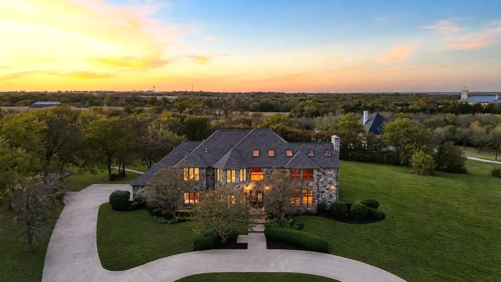 Photo 1 of Mansion for sale at 362 Woodland Hills Dr, Sherman, TX 75092 | MLS# 21256487 | Listing updated on 2026-10-19