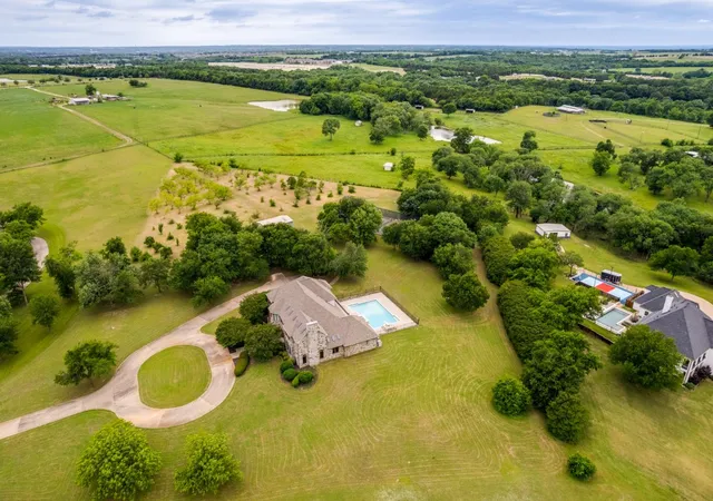 Photo 3 of Mansion for sale at 362 Woodland Hills Dr, Sherman, TX 75092 | MLS# 21256487 | Listing updated on 2026-08-18