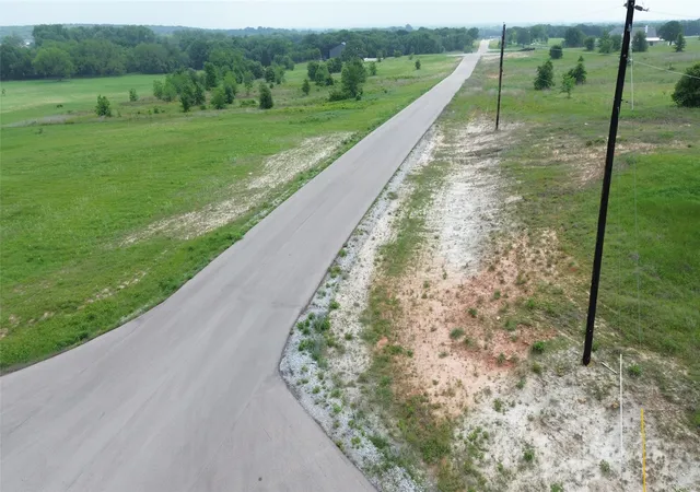 Photo 4 of Sale Pending at 515 Rolling Hills Blvd, Alvord, TX 76225 | MLS# 21255134 | Listing updated on 2026-10-05
