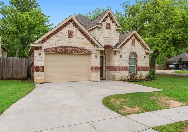Photo 2 of Single family home for sale at 502 Ritchey St, Gainesville, TX 76240 | MLS# 21256055 | Listing updated on 2026-08-22