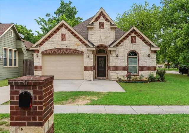 Photo 3 of Single family home for sale at 502 Ritchey St, Gainesville, TX 76240 | MLS# 21256055 | Listing updated on 2026-08-22