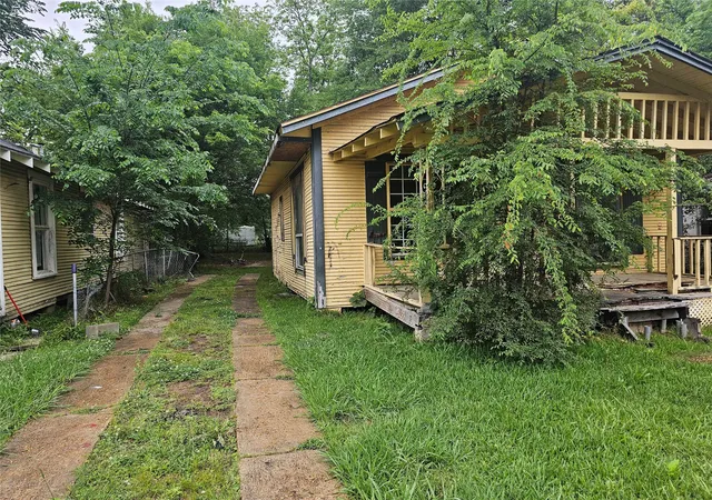 Photo 2 of Single family home for sale at 2952 Desoto St, Shreveport, LA 71109 | MLS# 21255202 | Listing updated on 2026-07-22