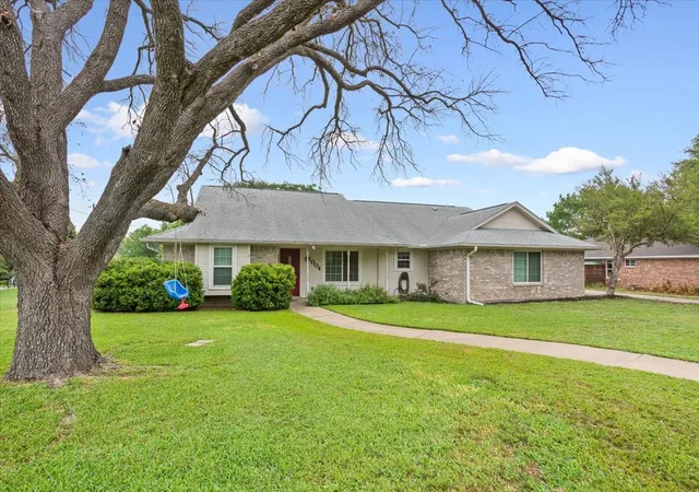 Photo 2 of Single family home for sale at 1004 Tillamook St, Hewitt, TX 76643 | MLS# 21254802 | Listing updated on 2026-08-20