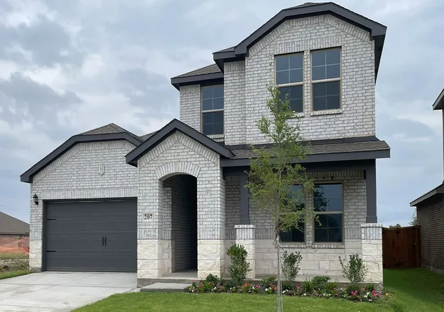 Photo 1 of Single family home for sale at 207 Van Horn Dr, Terrell, TX 75160 | MLS# 21256708 | Listing updated on 2026-10-02