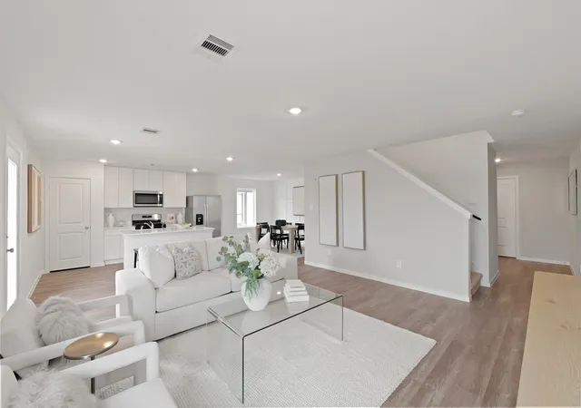 Photo 3 of Sale Pending at 2132 Chantilly Ln, Arlington, TX 76015 | MLS# 21256796 | Listing updated on 2026-08-20