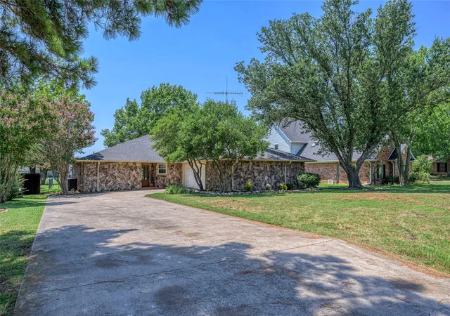 Homes for sale in Gainesville, TX | 310 Navajo Trl, Gainesville, TX 76240 | MLS# 21253601