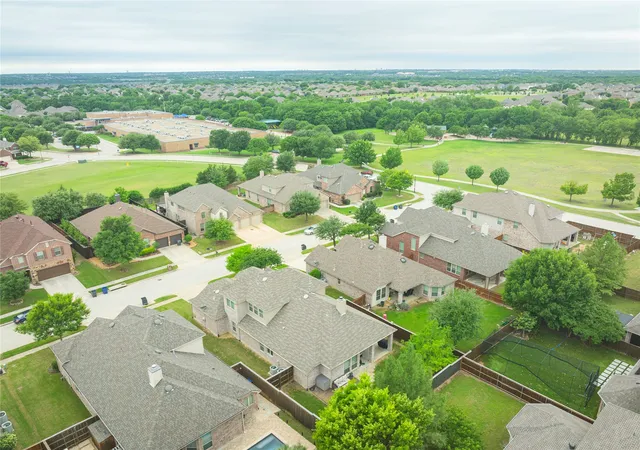 Photo 4 of Single family home for sale at 5320 Grovewood Dr, Mc Kinney, TX 75071 | MLS# 21256480 | Listing updated on 2026-10-07