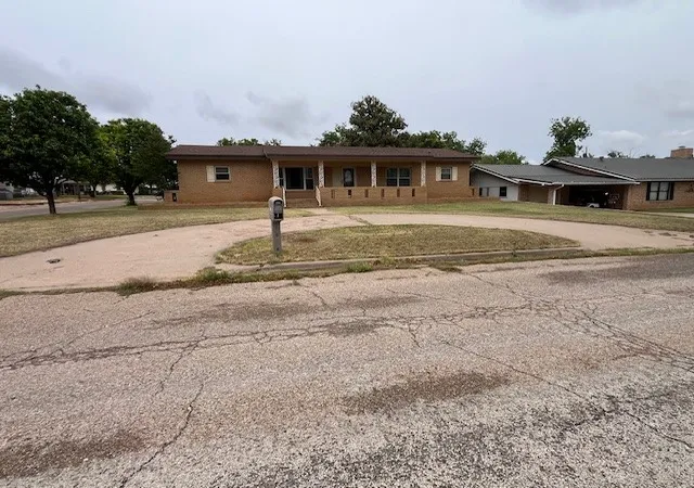 Homes for sale in Rotan, TX | 901 E Burnside St, Rotan, TX 79546 | MLS# 21257102