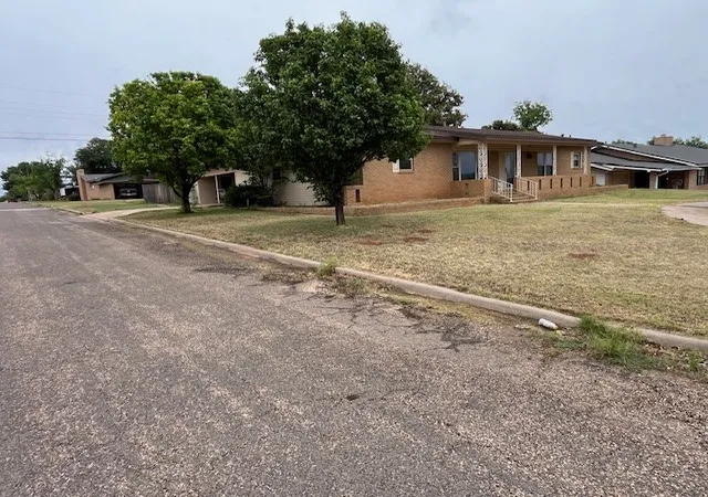 Homes for sale in Rotan, TX | 901 E Burnside St, Rotan, TX 79546 | MLS# 21257102