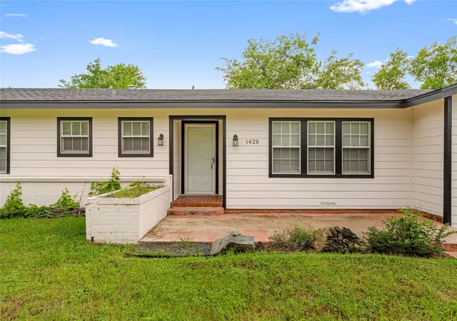 1st image of 1425 Crow Dr, Waco, TX 76705 | MLS# 21257358
