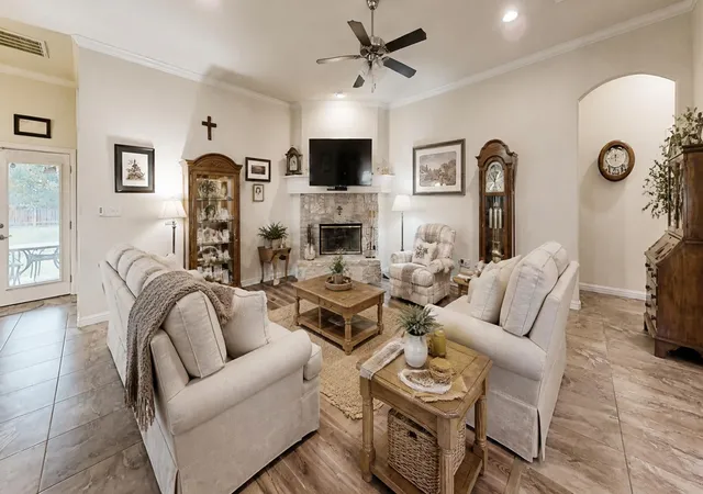 Photo 3 of Single family home for sale at 109 Donna Cir, Granbury, TX 76049 | MLS# 21249026 | Listing updated on 2026-09-23