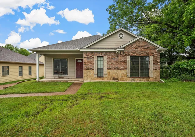 Photo 1 of Single family home for sale at 112 Garden Dr, Waco, TX 76706 | MLS# 21256822 | Listing updated on 2026-10-04