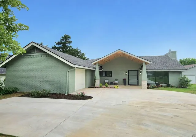 Photo 3 of Single family home for sale at 124 Sequoya Dr E, Gainesville, TX 76240 | MLS# 21254872 | Listing updated on 2026-08-18
