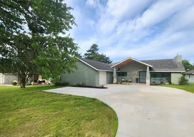 Photo 3 of Single family home for sale at 124 Sequoya Dr E, Gainesville, TX 76240 | MLS# 21254872 | Listing updated on 2026-08-18