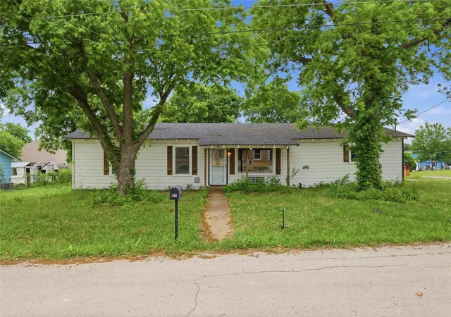 Photo 1 of Sale Pending at 723 Clements Ave, Van Alstyne, TX 75495 | MLS# 21256404 | Listing updated on 2026-08-17