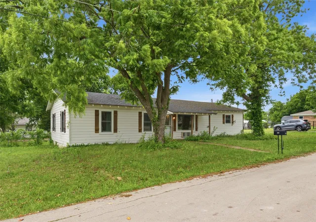 Photo 2 of Sale Pending at 723 Clements Ave, Van Alstyne, TX 75495 | MLS# 21256404 | Listing updated on 2026-08-17