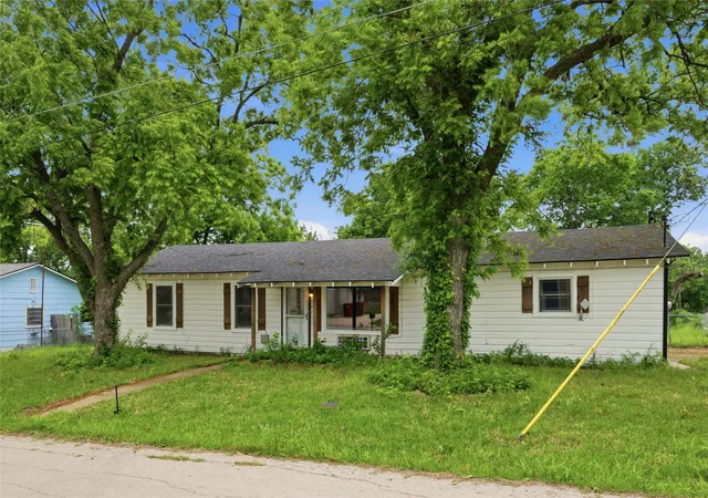 Photo 3 of Sale Pending at 723 Clements Ave, Van Alstyne, TX 75495 | MLS# 21256404 | Listing updated on 2026-08-17