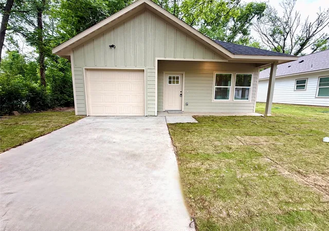 Photo 1 of Single family home for sale at 409 Carter St, Sulphur Springs, TX 75482 | MLS# 21257575 | Listing updated on 2026-08-25