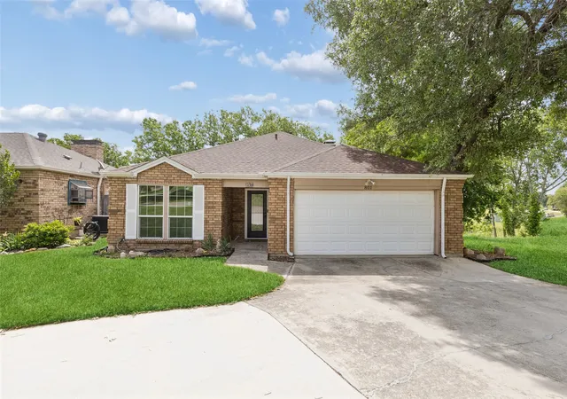 Photo 2 of Single family home for sale at 801 Country Club Pl, Grand Prairie, TX 75052 | MLS# 21257616 | Listing updated on 2026-08-03