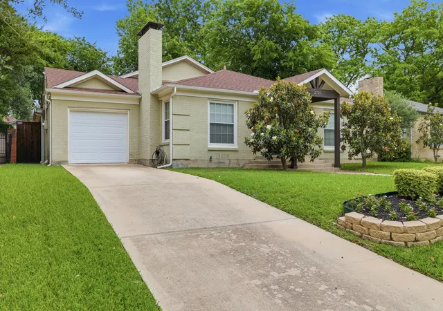 Homes for sale in Fort Worth, TX | 2725 Ryan Pl Dr, Fort Worth, TX 76110 | MLS# 21256129