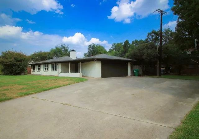 Photo 3 of Single family home for sale at 1825 Emery St, Denton, TX 76201 | MLS# 21244516 | Listing updated on 2026-07-08