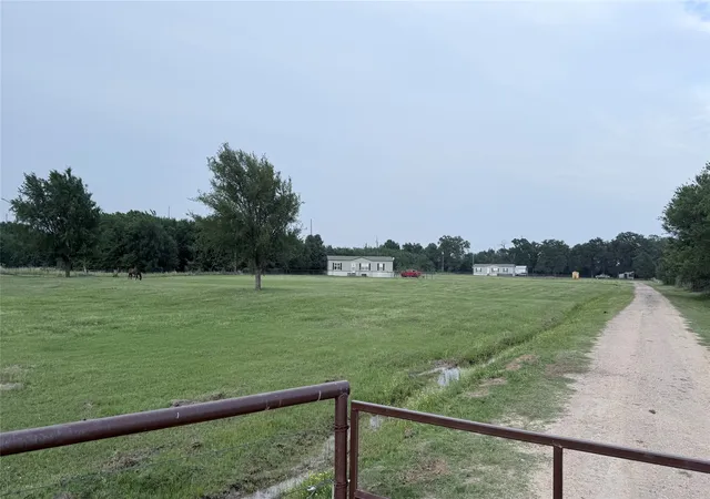 Photo 3 of Manufactured home for sale at 190 Railroad Dr, Mabank, TX 75156 | MLS# 21257726 | Listing updated on 2026-08-27