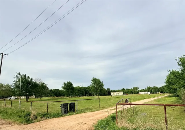 2nd image of 198 Railroad Dr, Mabank, TX 75156 | MLS# 21257772