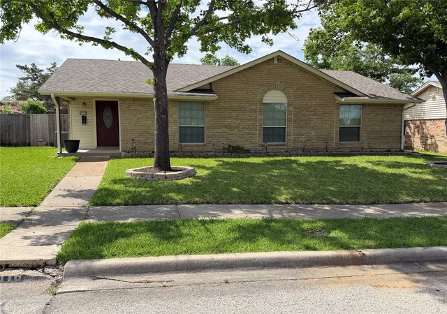 Homes for sale in Carrollton, TX | 2116 Placid Dr, Carrollton, TX 75007 | MLS# 21257830