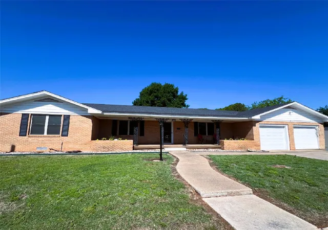 Homes for sale in Henrietta, TX | 211 S Crockett, Henrietta, TX 76365 | MLS# 21257846