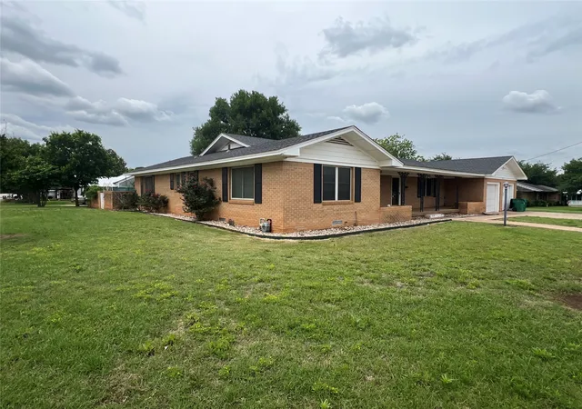 Photo 2 of Single family home for sale at 211 S Crockett, Henrietta, TX 76365 | MLS# 21257846 | Listing updated on 2026-08-25