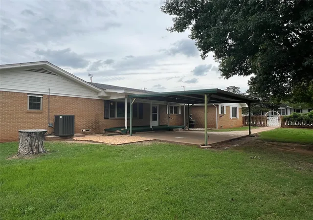 Photo 3 of Single family home for sale at 211 S Crockett, Henrietta, TX 76365 | MLS# 21257846 | Listing updated on 2026-08-25