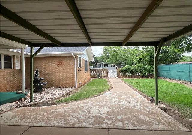 Photo 4 of Single family home for sale at 211 S Crockett, Henrietta, TX 76365 | MLS# 21257846 | Listing updated on 2026-08-25