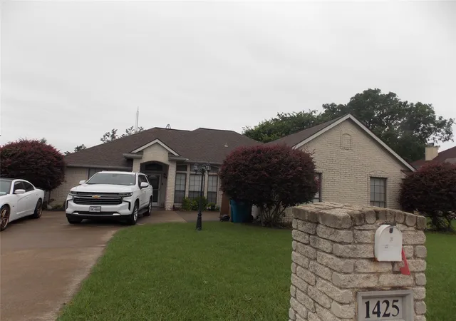 Photo 1 of Single family home for sale at 1425 Nottingham Dr, Kaufman, TX 75142 | MLS# 21256610 | Listing updated on 2026-09-25