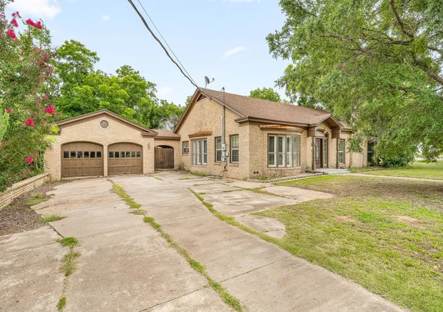 Homes for sale in De Leon, TX | 941 S Texas St, De Leon, TX 76444 | MLS# 21257930