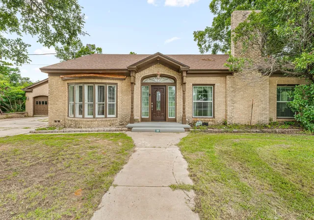Homes for sale in De Leon, TX | 941 S Texas St, De Leon, TX 76444 | MLS# 21257930