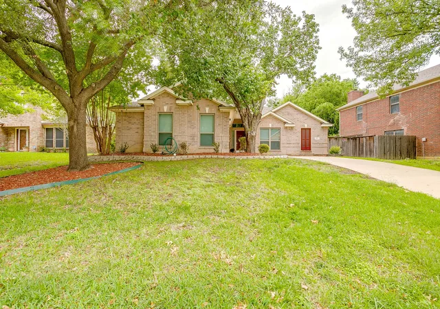 Photo 2 of Single family home for sale at 1519 Stratford Dr, Mansfield, TX 76063 | MLS# 21257903 | Listing updated on 2026-09-01