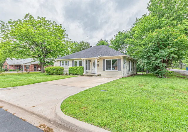 Homes for sale in Kaufman, TX | 407 W 4th St, Kaufman, TX 75142 | MLS# 21258082