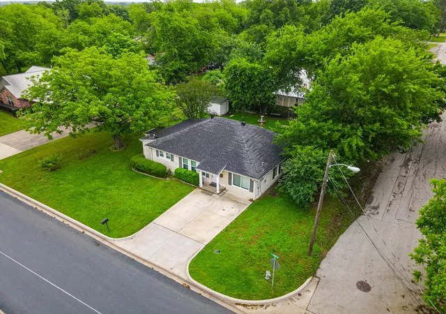 Homes for sale in Kaufman, TX | 407 W 4Th St, Kaufman, TX 75142 | MLS# 21258082