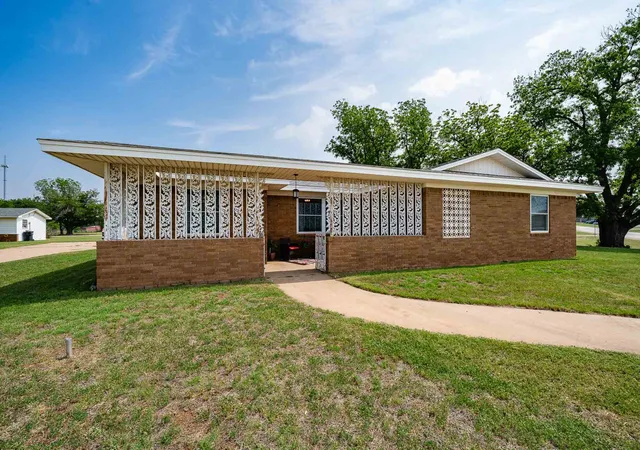 Photo 3 of Sale Pending at 1001 E Nevada, Seymour, TX 76380 | MLS# 21257942 | Listing updated on 2026-09-29