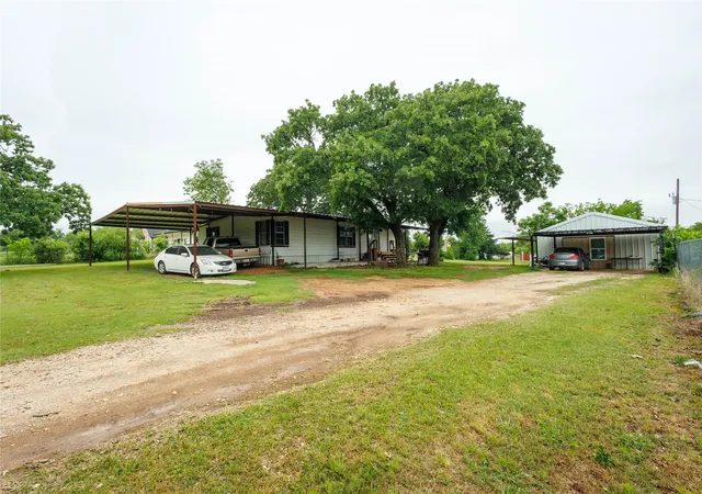 Photo 2 of Manufactured home for sale at 5716 Thousand Oaks Dr, Joshua, TX 76058 | MLS# 21256059 | Listing updated on 2026-08-17