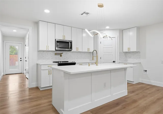 Photo 4 of Sale Pending at 812 Kings Hwy, Waco, TX 76704 | MLS# 21258102 | Listing updated on 2026-07-10
