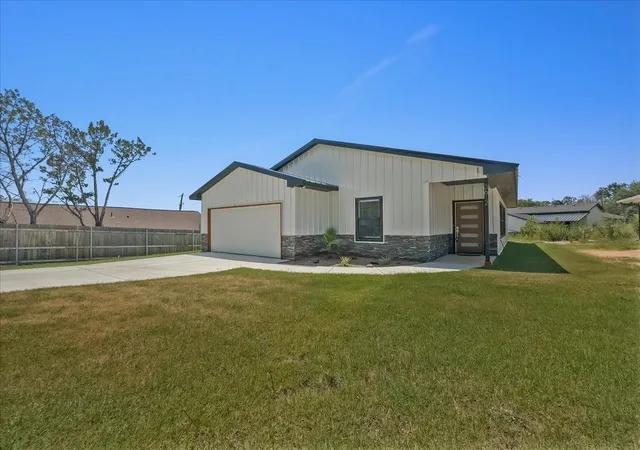 Homes for sale in Granbury, TX | 3612 Broken Bow Dr, Granbury, TX 76048 | MLS# 21258152