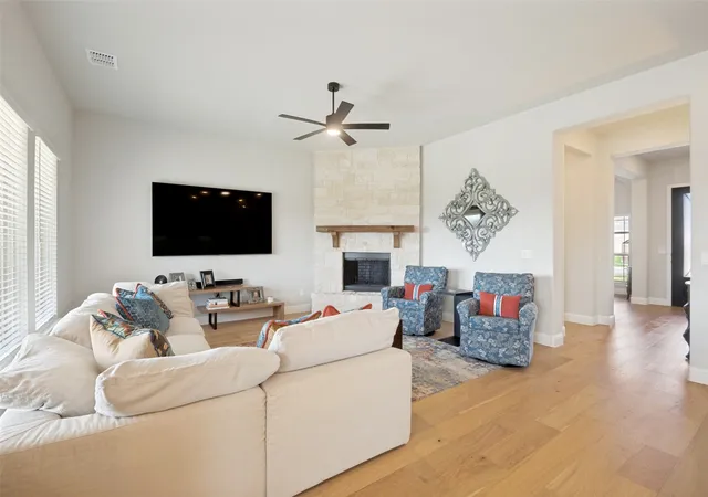 Photo 3 of Single family home for sale at 206 Morning Light Ln, Waxahachie, TX 75165 | MLS# 21258199 | Listing updated on 2026-08-31